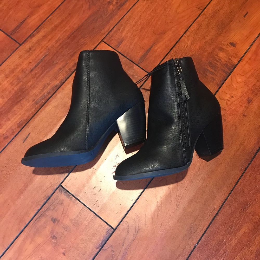 🔴 Black Faux Leather Ankle Boots